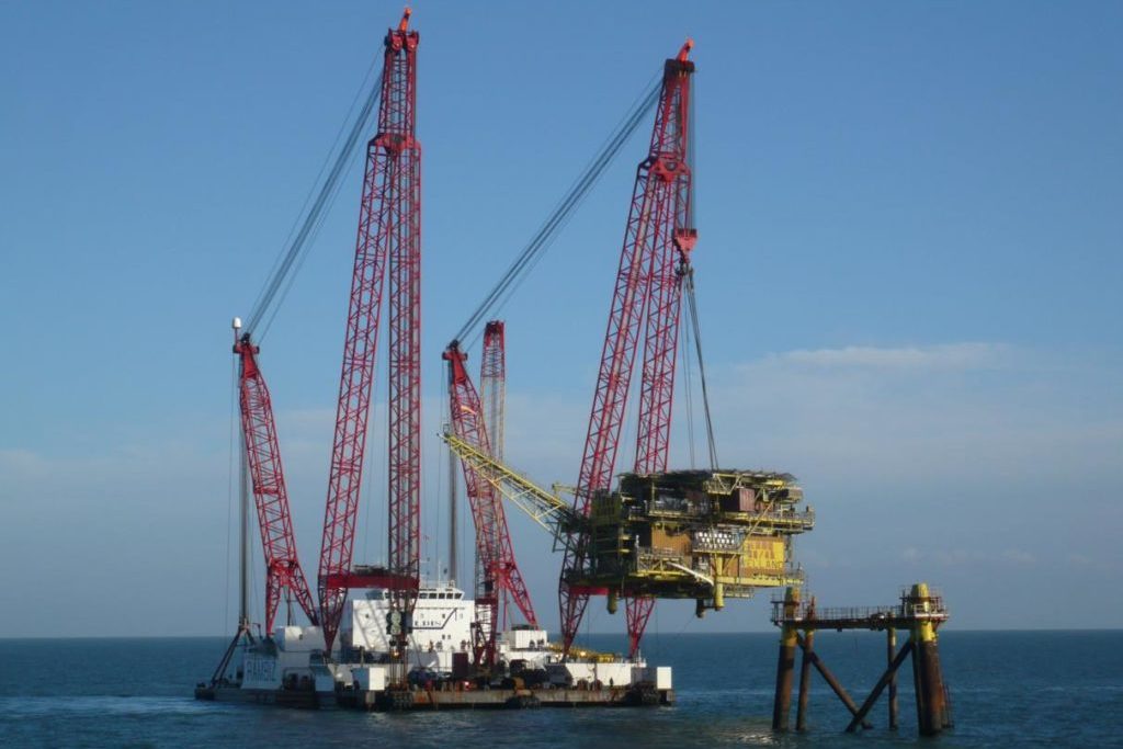 Descomissionamento de plataforma fixa para exploração de petróleo e gás no Mar do Norte (Foto: Divulgação)