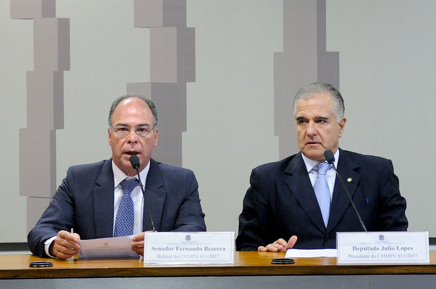 Relator da comissão mista, senador Fernando Bezerra Coelho (E), e o presidente da comissão, deputado Julio Lopes - Pedro França/Agência Senado