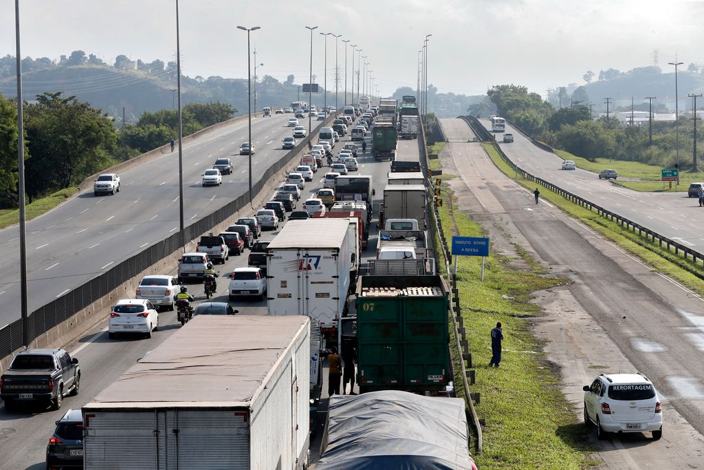 Paralisação dos caminhoneiros na Rodovia Presidente Dutra, no Rio de Janeiro. Tânia Rêgo/Agência Brasil