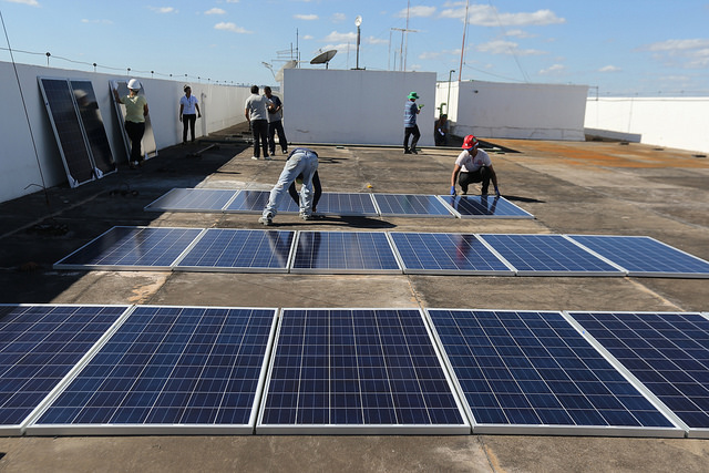 Instalação de painéis fotovoltaicos no prédio do MME (Foto: Francisco Stuckert/MME)