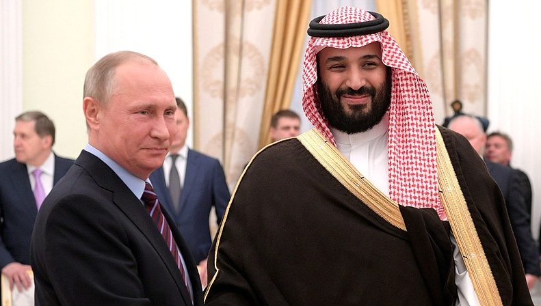 Cotação do petróleo cai enquanto investidores aguardam reunião da Opep. Na imagem: Vladimir Putin (Rússia) e Mohammad bin Salman (Arábia Saudita) durante encontro em 2018 (Foto: Kremlin)