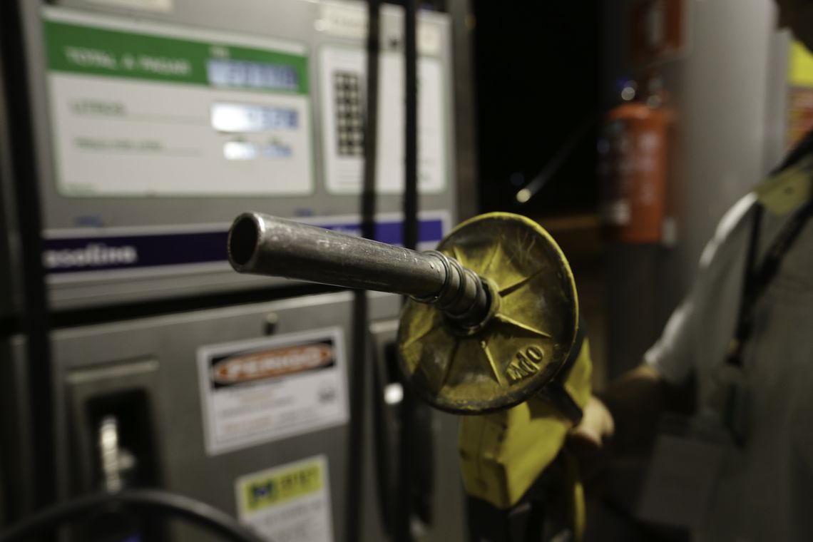 Regras para liberar venda direta de etanol devem ser publicadas na próxima semana, diz ministro. Na imagem, bomba de abastecimento de combustível