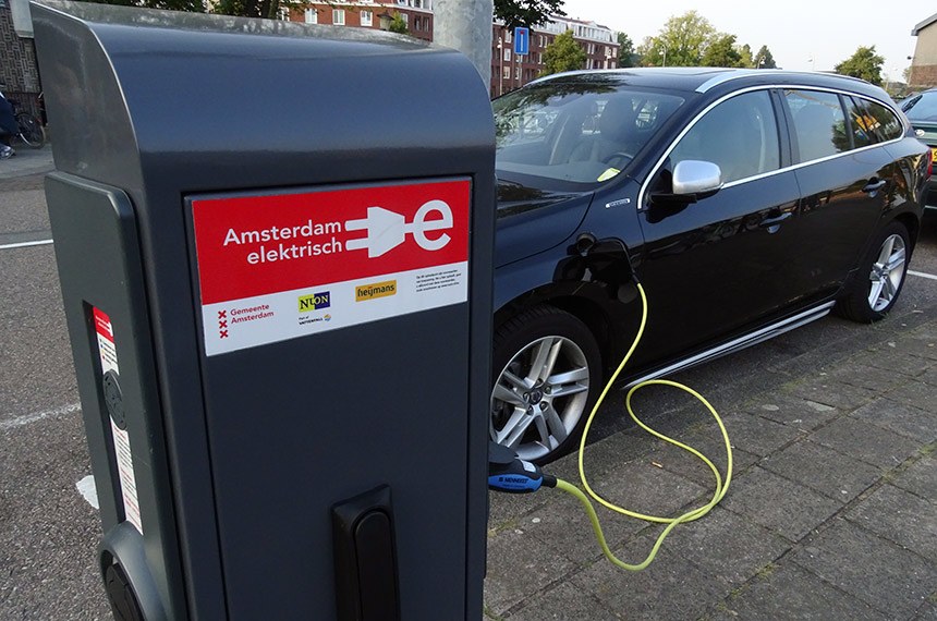 Carro elétrico é abastecido em Amsterdam: tecnologia cresce no mundo Nelson Oliveira/Agência Senado