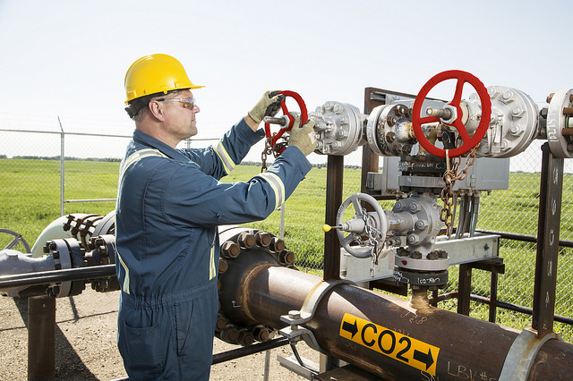 Operador trabalha no gasoduto de CO₂ do projeto Quest, perto de Fort Saskatchewan (nordeste de Edmonton), Alberta (Foto: Cortesia Shell)