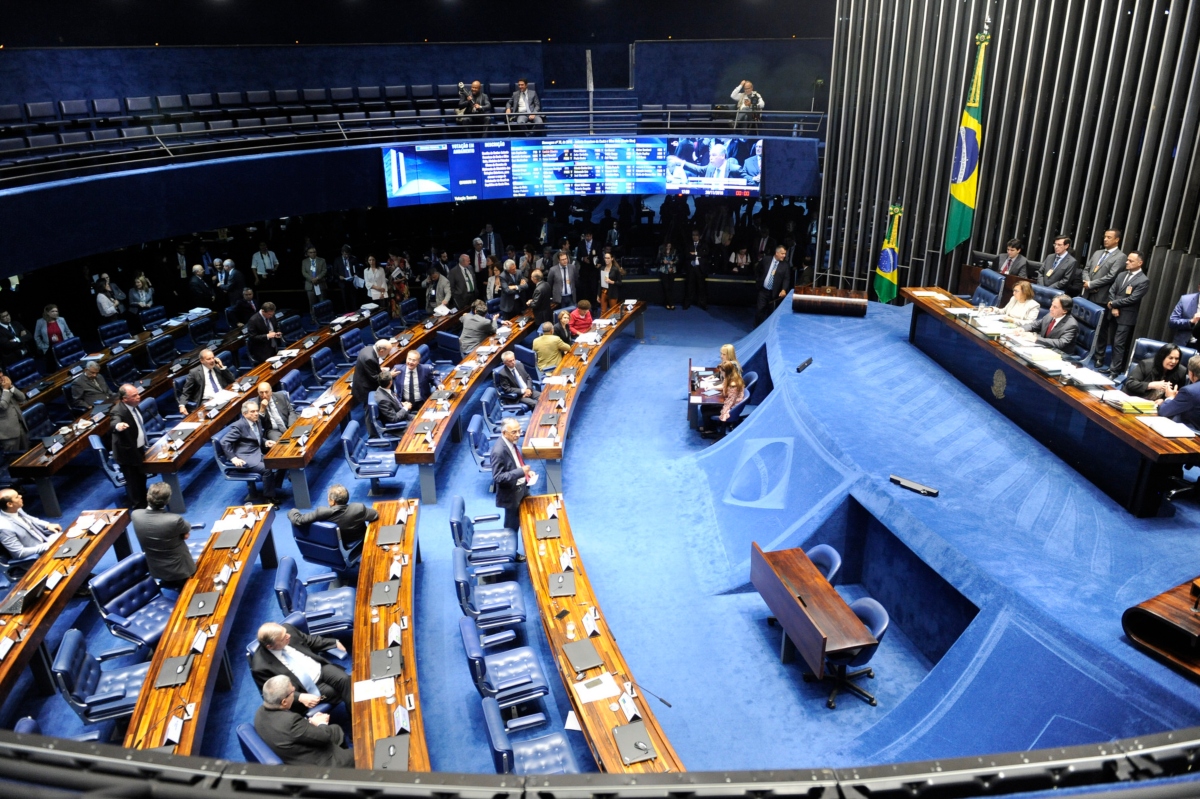 À mesa, presidente do Senado Federal, senador Eunício Oliveira (MDB-CE), conduz sessão.Foto: Jonas Pereira/Agência Senado