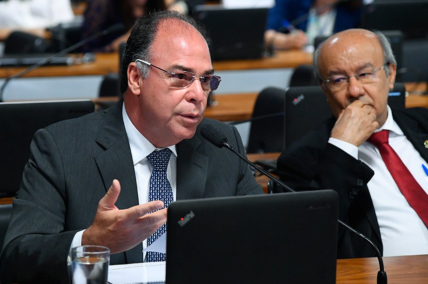 Senador Fernando Bezerra lê relatório favorável ao PLS 232/2016 na CCJ do Senado / Foto: Senado Federal