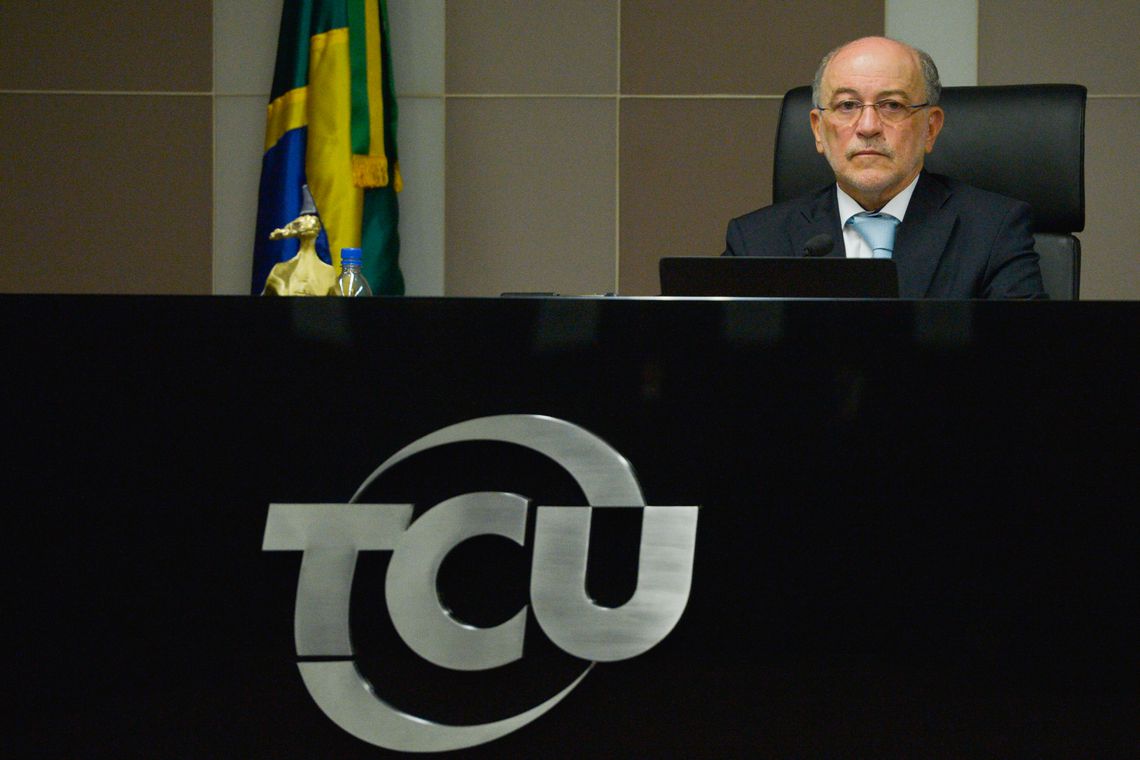 Brasília – Ministro Aroldo Cedraz, preside a sessão plenária do Tribunal de Contas da União (TCU) aprovou hoje (15) - por unanimidade - o relatório do ministro José Múcio Monteiro, que analisa as contas da presidenta afastada Dilma Rousseff, referentes a 2015. (José Cruz/Agência Brasil)