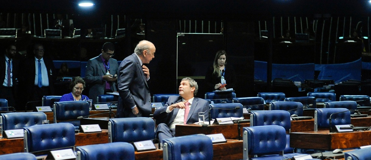 Plenário do Senado Federal durante sessão deliberativa ordinária.

 
Participam:

senador José Serra (PSDB-SP);

senador Lindbergh Farias (PT-RJ);

senadora Maria do Carmo Alves (DEM-SE).