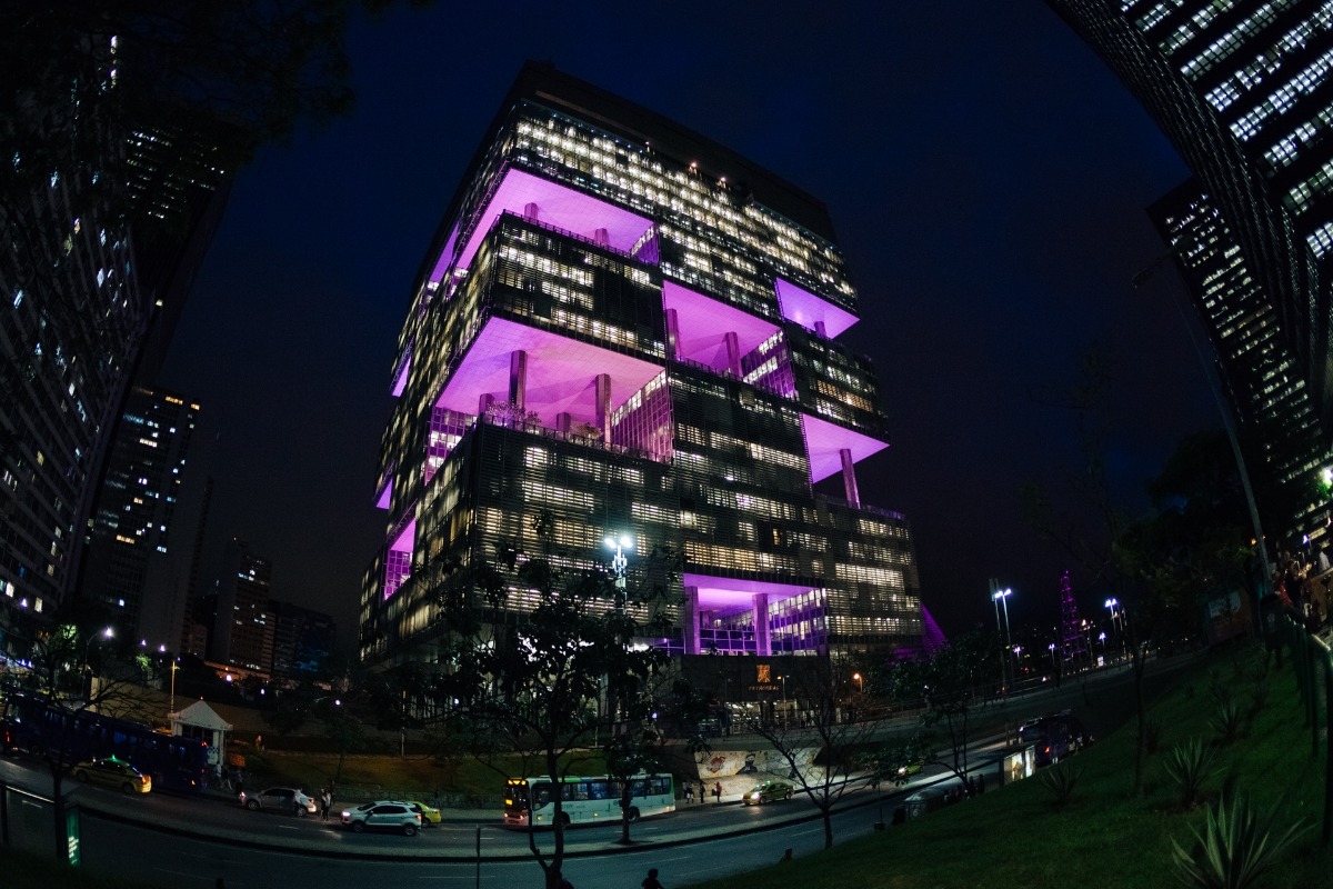 Petrobras foi a empresa que mais pegou empréstimos no BNDES: R$ 90 bilhões, nos últimos 15 anos. Na imagem: Foto tirada à noite de edifício-sede da Petrobras (Edise), na avenida Chile, no Rio de Janeiro, com iluminação na cor rosa