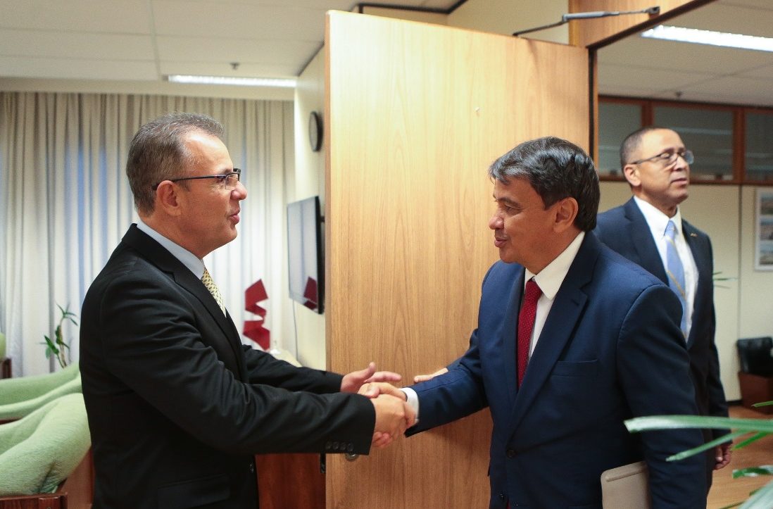 Bento Albuquerque, Ministro de Estado de Minas & Energia, recebe:

Wellington Dias - Governador do Estado do Piauí. Foto: Saulo Cruz/MME