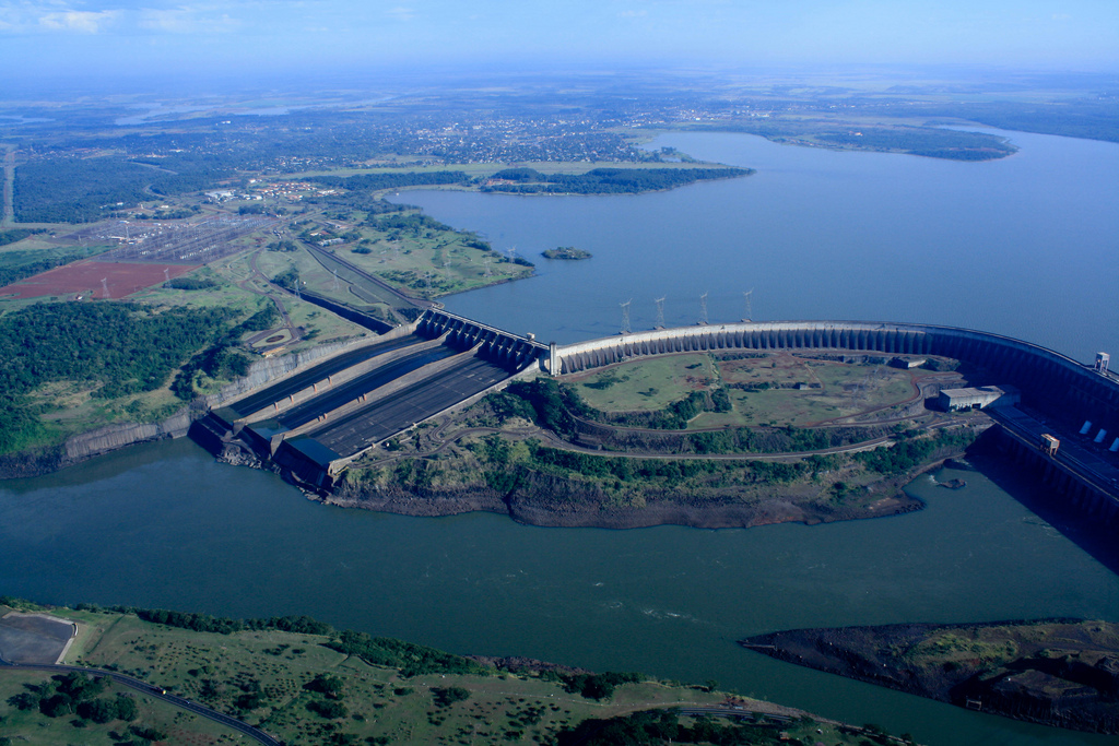 Hidrelétrica de Itaipú, localizada na fronteira entre o Paraguai e Brasil e capaz de produzir 14.000 MW de energia