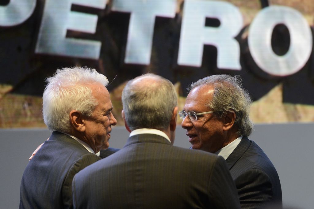 O novo presidente da Petrobras, Roberto Castello Branco, e o ministro da Economia, Paulo Guedes, durante posse.
