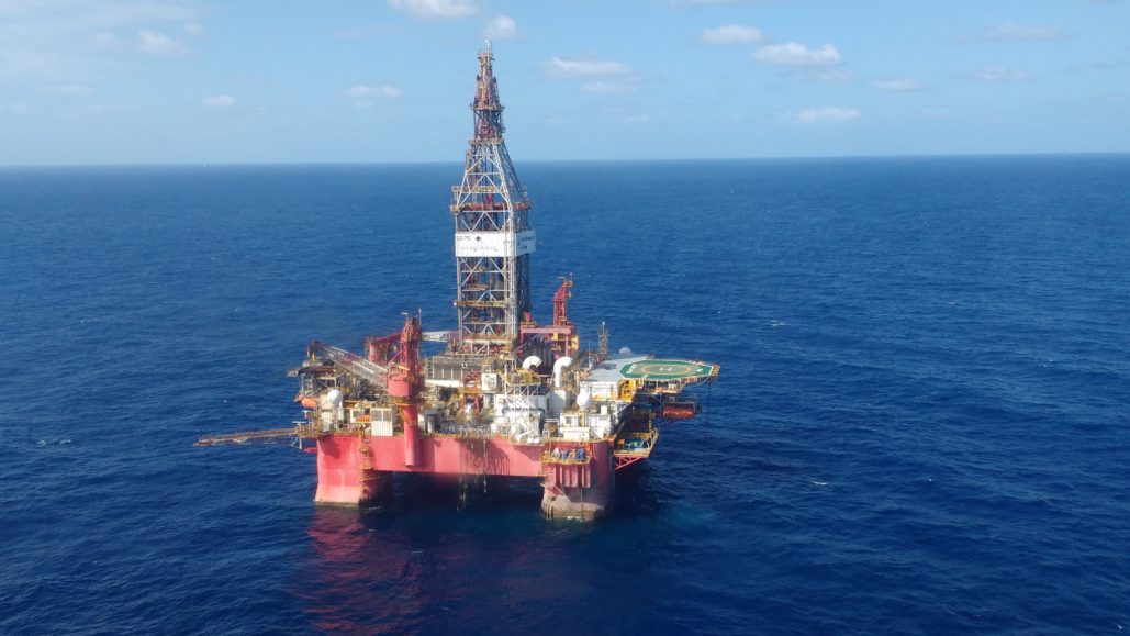 Petrobras adia plano de exploração na costa do Rio Grande do Norte. Na imagem: Sonda offshore Ocean Courage, da Diamond Offshore, contratada pela Petrobras (Foto: Marinha)