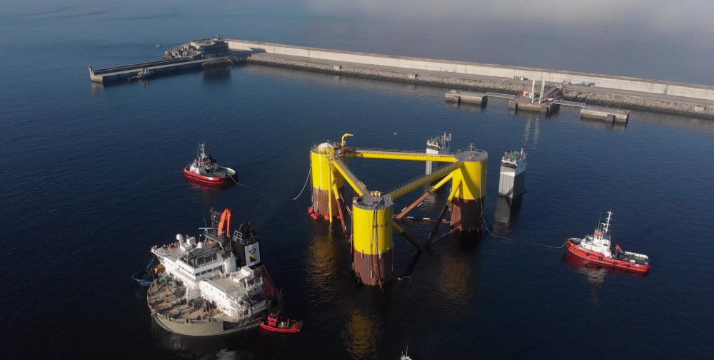Windplus começa a montar parque eólico offshore em Portugal. Na imagem, instalação de turbina offshore do consócio Windplus, no Porto de Ferrol, na Espanha