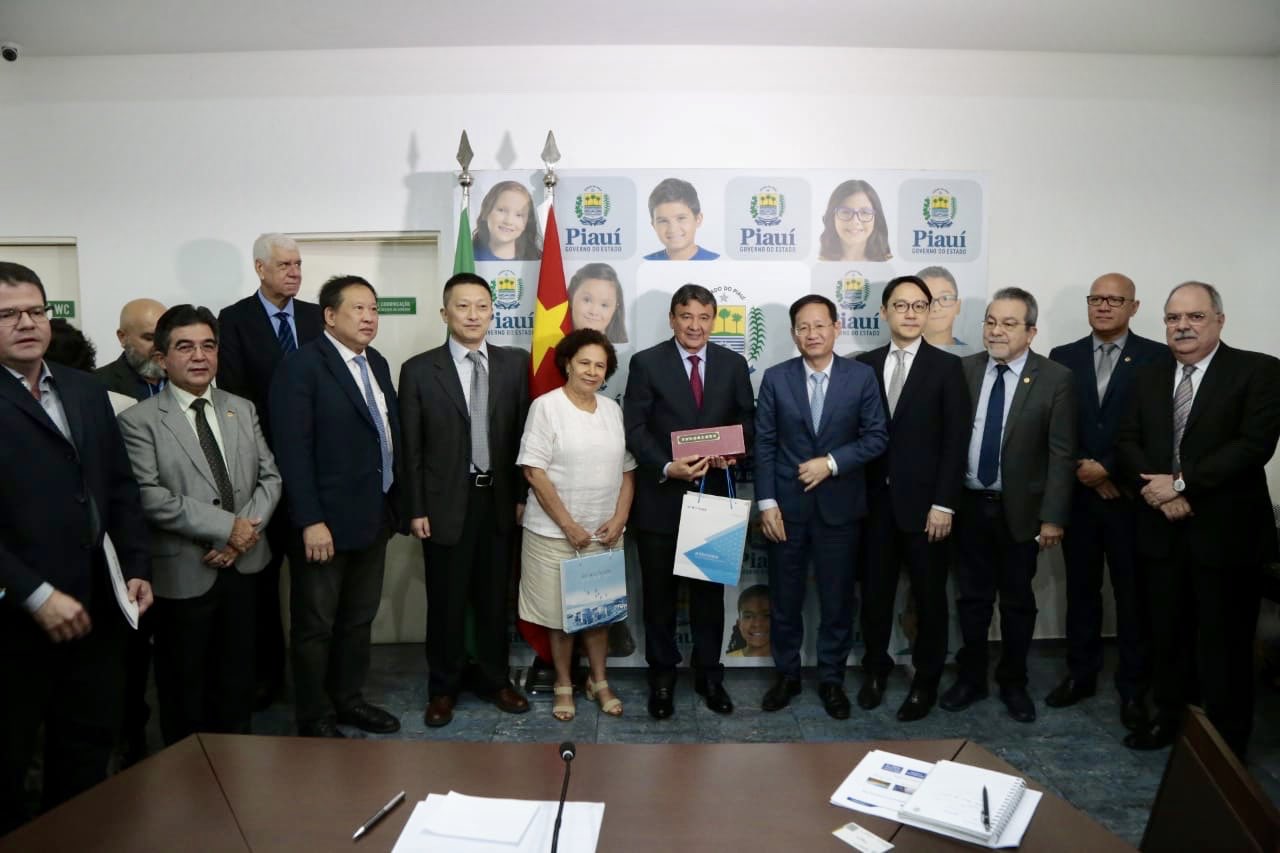 O governador do Piauí, Wellington Dias, com representantes da chinesa CGN