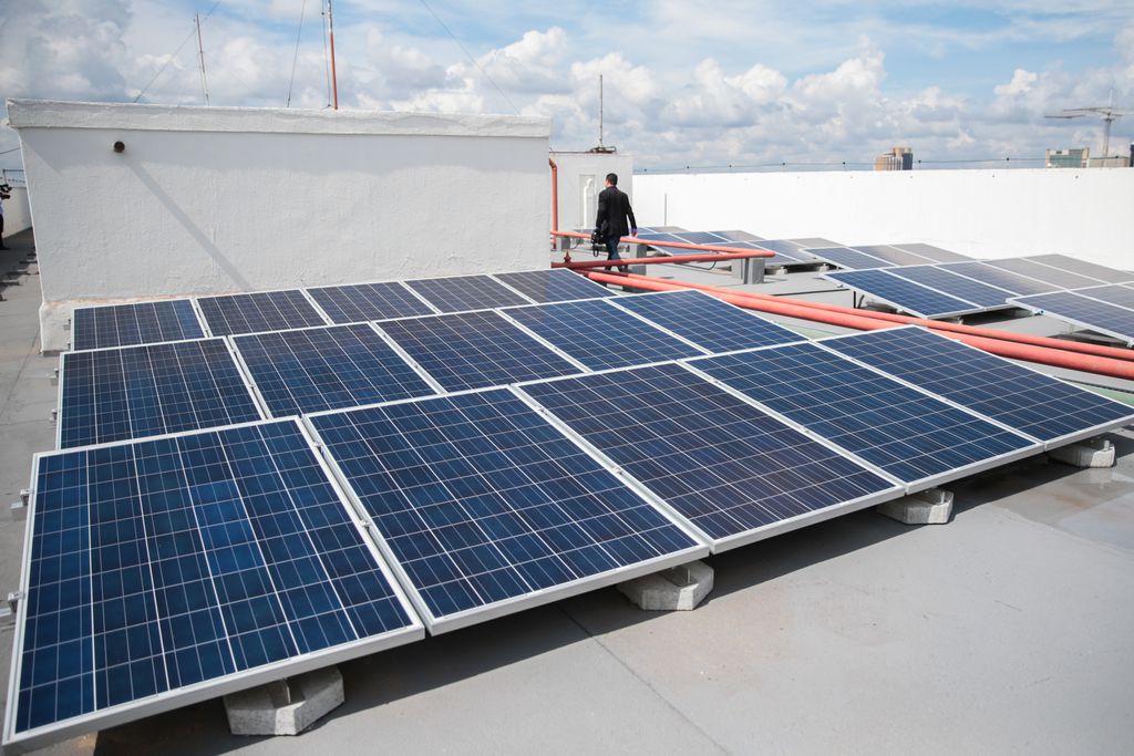 Setor de painéis fotovoltaicos discute taxação da energia solar, a "taxação do sol". Na imagem: Usina solar instalada na cobertura de um prédio (sede do MME) do governo federal (Foto: José Cruz/Agência Brasil)