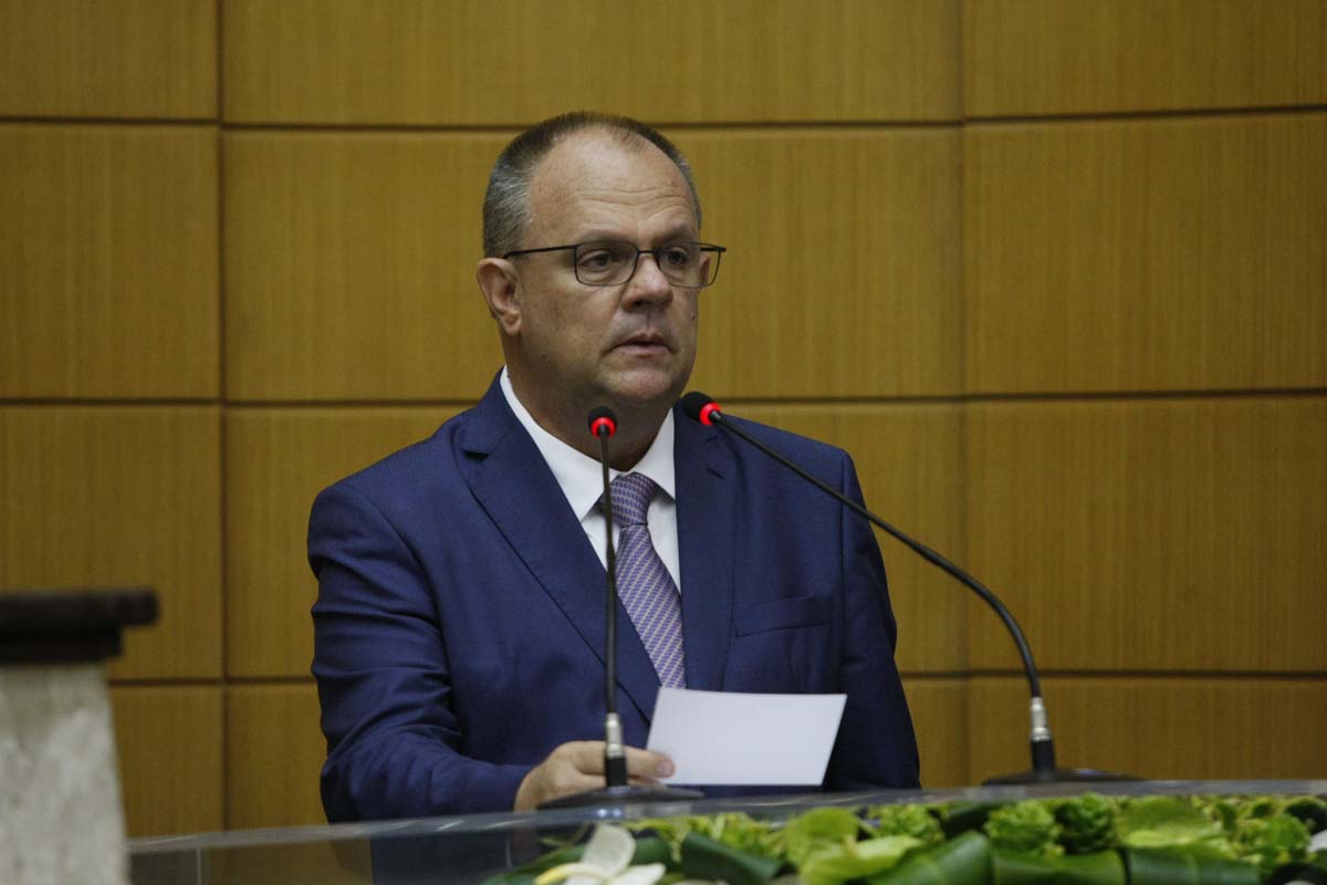 O governador de Sergipe, Belivaldo Chagas, assina  projeto de lei para privatização da Sergás. Foto: Governo de Sergipe