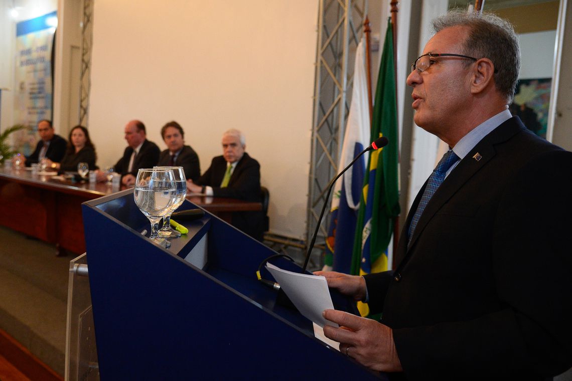 O  ministro de Minas e Energia, Bento Albuquerque, durante assinatura de contrato entre o Serviço Geológico do Brasil (CPRM), a Petrobras e a ANP / Foto: Tânia Rêgo/Agência Brasil