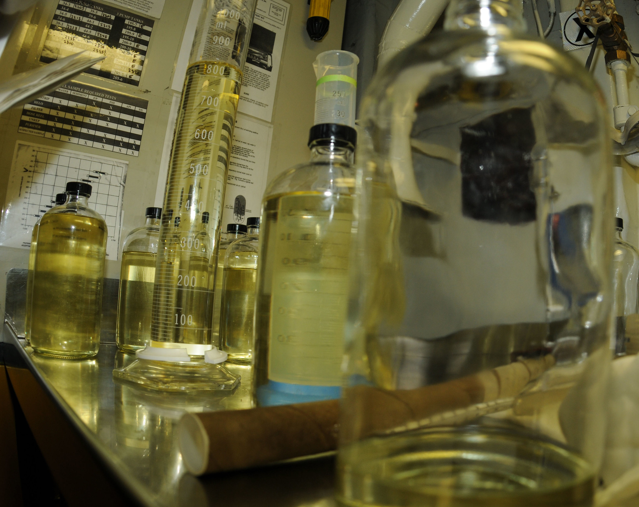 Laboratório de biocombustível (U.S. Navy photo by Mass Communication Specialist 3rd Class Devin Wray/Released)