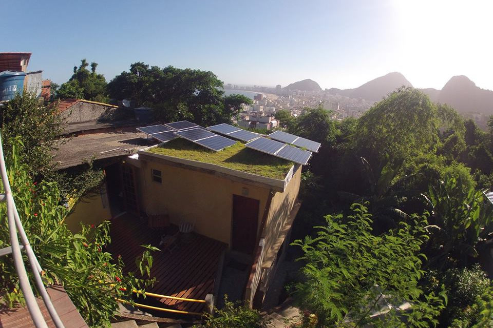 Setor de energia solar fotovoltaica apresenta plano de geração de empregos no Pró-Brasil. Na imagem: Painéis Fotovoltaicos instalados no Morro da Babilônia, na Zona Sul do Rio de Janeiro, pela ONG Revolusolar (Foto: Divulgação)