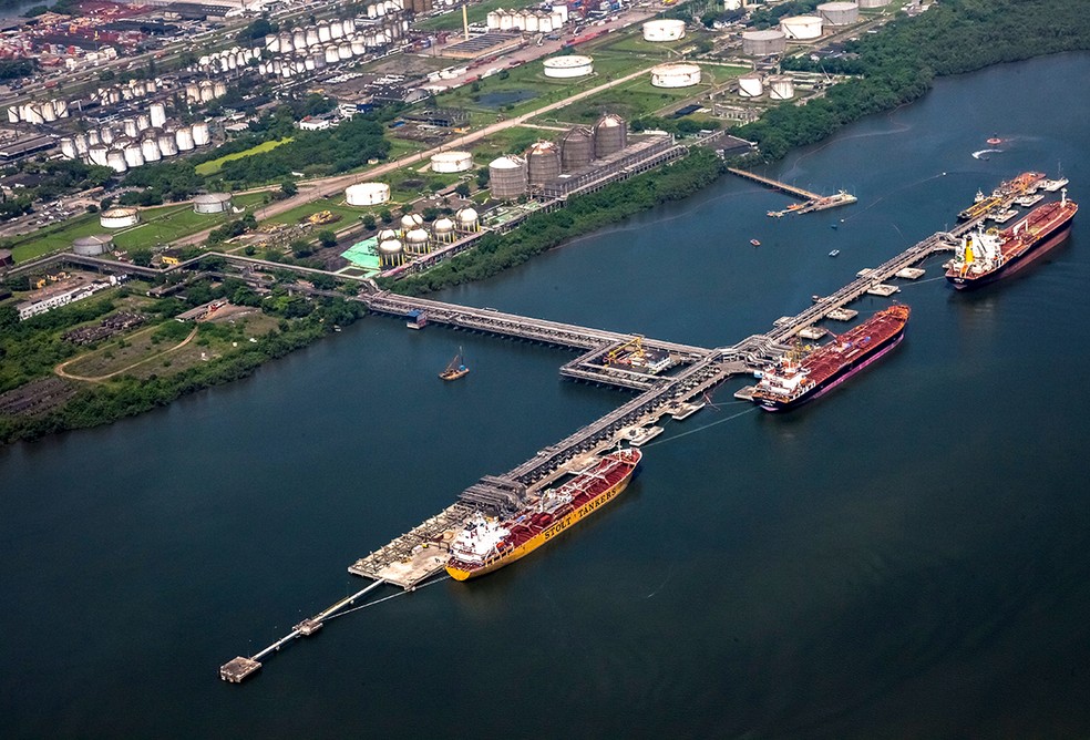 ANP retoma consulta sobre regras de acesso aos terminais aquaviários. Na imagem: Vista aérea de duas embarcações em terminal de Derivados de Alemoa, da Petrobras, no Porto de Santos (Foto: Divulgação)