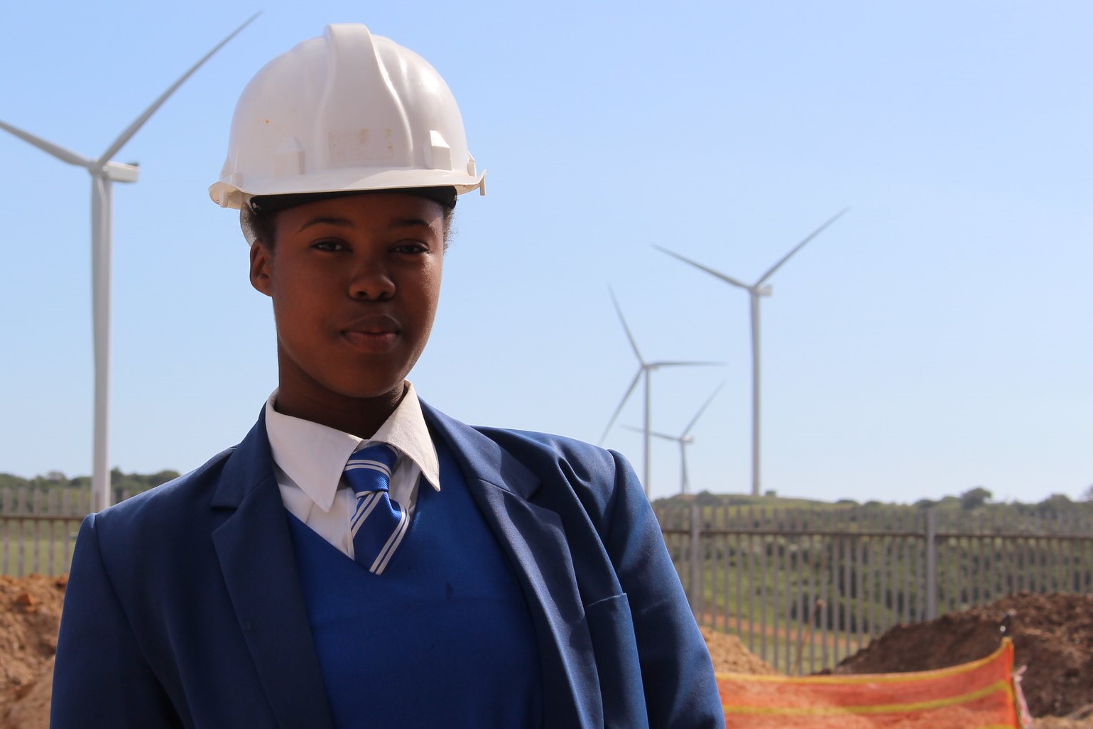 Novos empregos, velhos padrões. Na imagem: Mulher trabalha em parque eólico na África do Sul (Foto: Global Wind Energy Council)