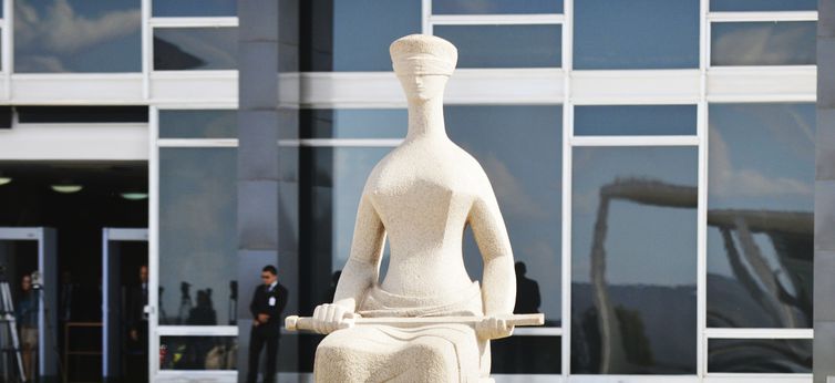 SC pede fim de impasse sobre royalties, após decisão favorável no STF. Na imagem, escultura "A Justiça" em frente ao STF (Foto: José Cruz)