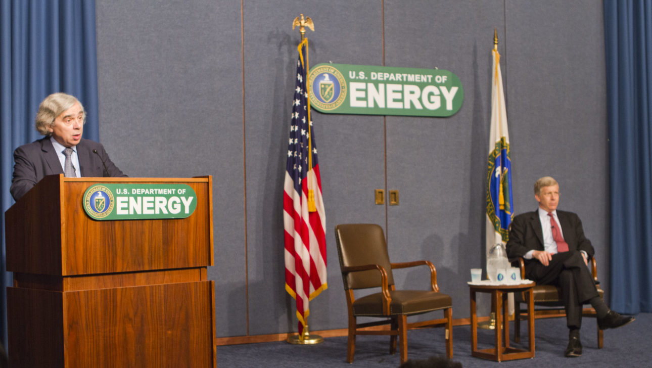 O ex-secretário de Energia do Governo Obama, Ernest Moniz, é o mais cotado para assumir a pasta na gestão Biden. Foto: Sarah Gerrity/Department of Energy.
