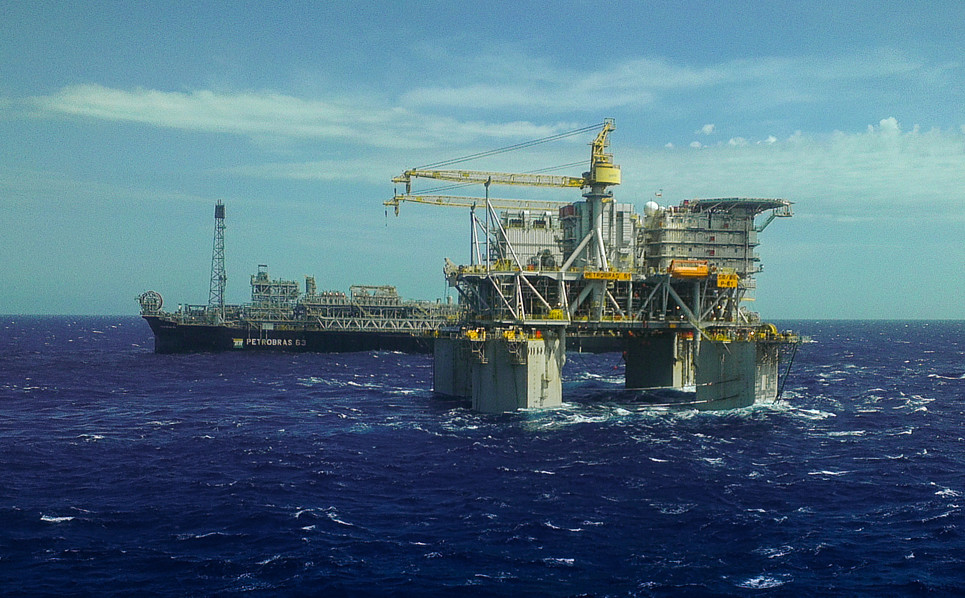 Plataforma FPSO P-63 no campo de Papa-Terra, com capacidade para 140 mil barris dia de petróleo e 1 milhão de m³ de gás natural, começou a produzir em 2013 (Foto: Divulgação Petrobras)