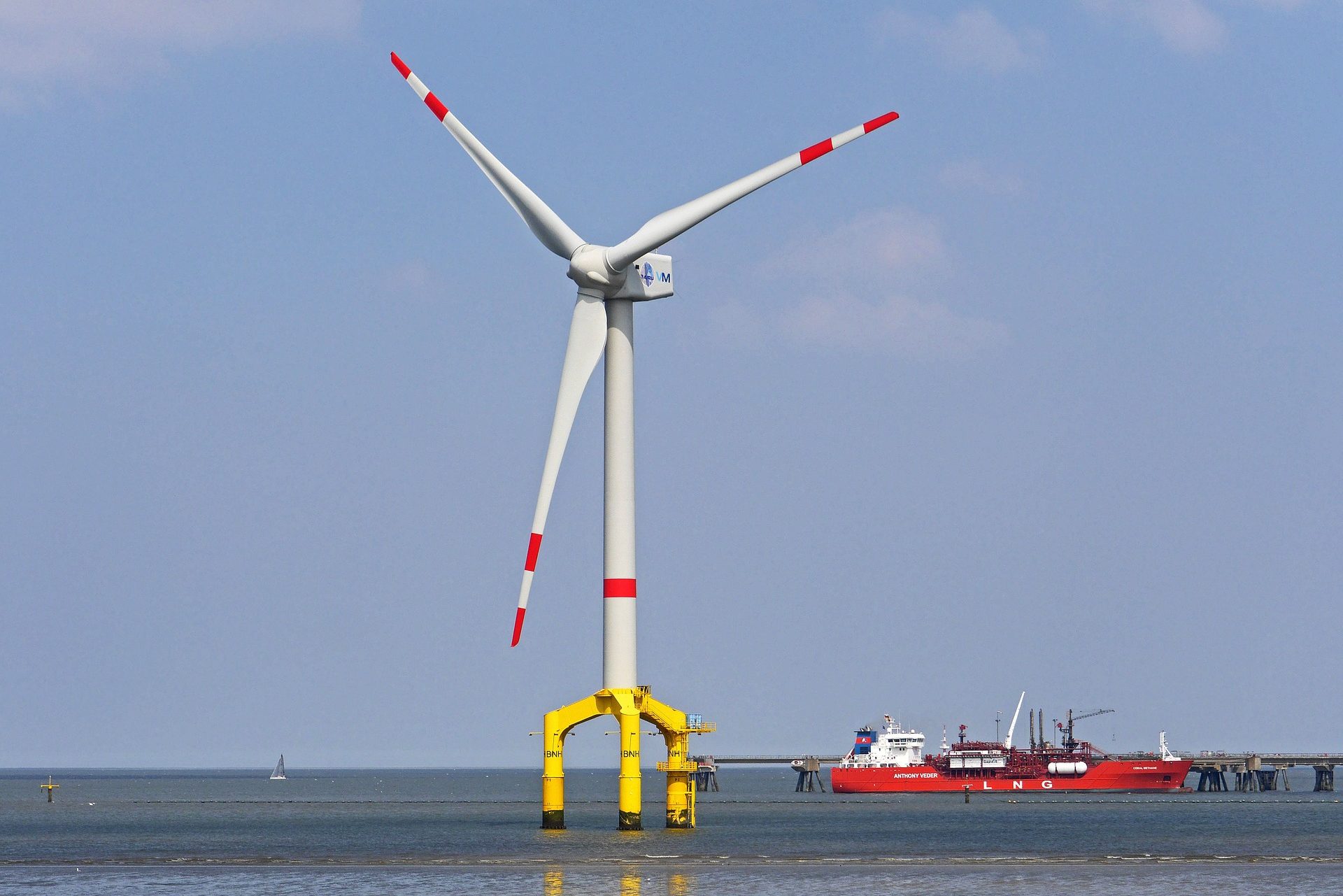 Hidrogênio verde pode ficar competitivo até 2030, com renováveis mais em conta. Na imagem: turbina eólica no mar para geração offshore (Foto: Erich Westendarp/Pixabay)