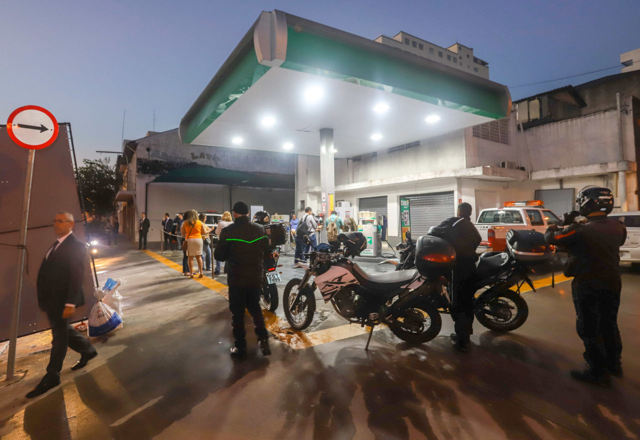 Governador de São Paulo fecha postos que fraudavam volume dos combustíveis