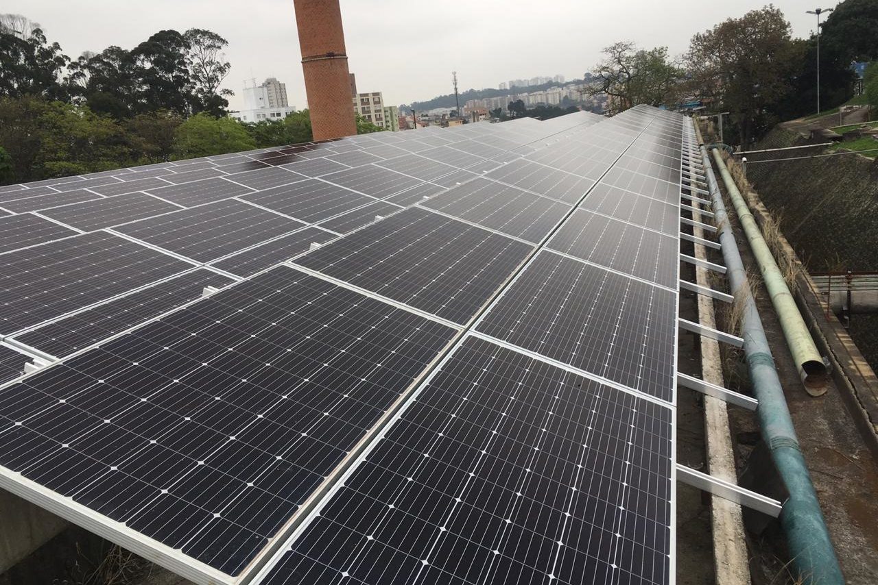 Painéis solares fotovoltaicos instalados pela Enel na USP, em 2021 (Foto: Divulgação)