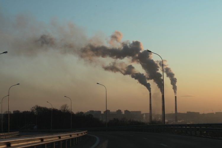 Emissões de CO2 relacionadas à energia caminham para o segundo maior aumento de todos os tempos, diz IEA