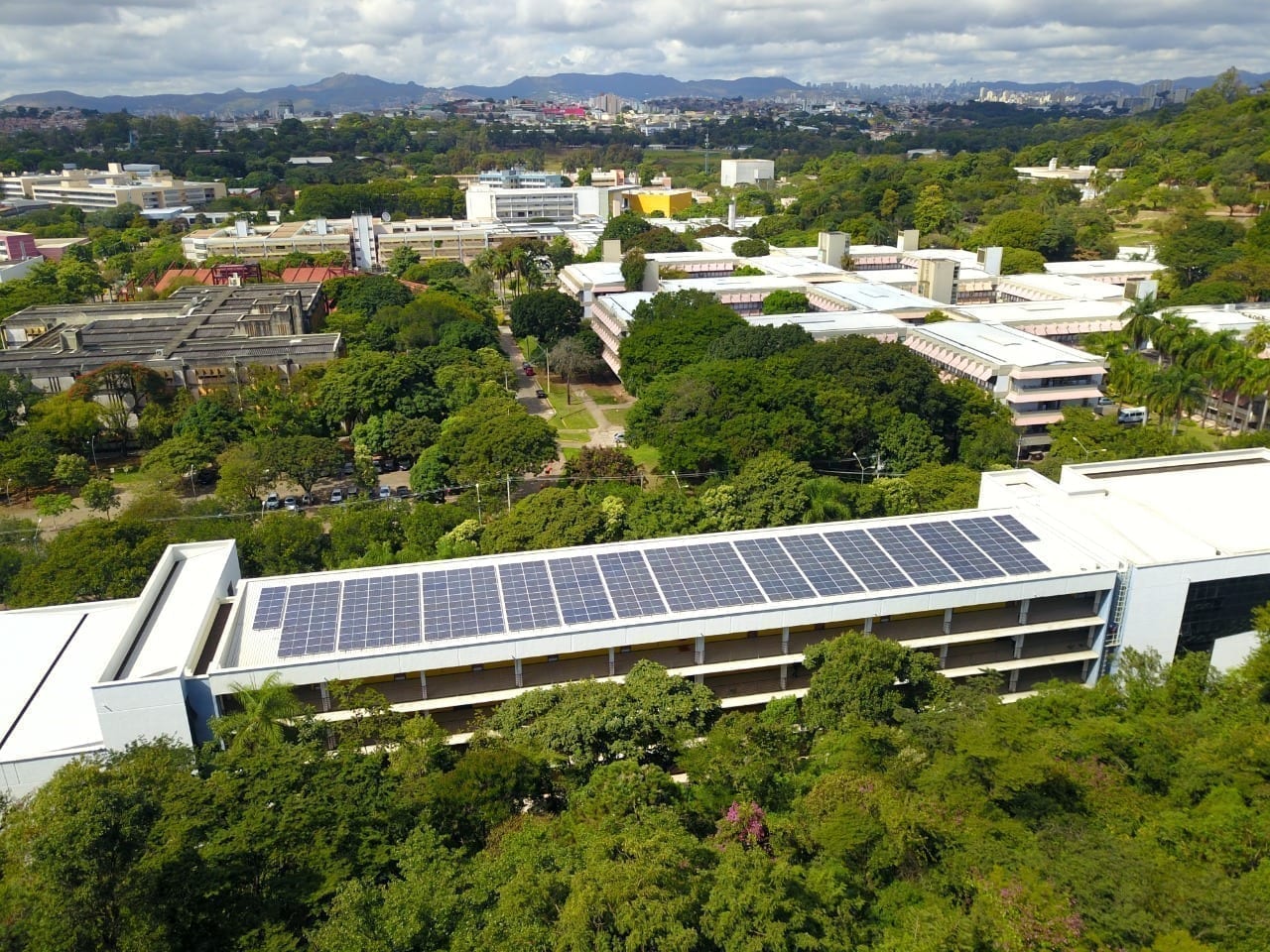 Universidades federais de Minas instalam usinas fotovoltaicas para abastecer campi. Na imagem: Foto aérea de placas fotovoltaicas sobre telhado na Usina Fotovoltaica em prédios do CAD, no campus da UFMG (Foto: Divulgação Onergy Solar)