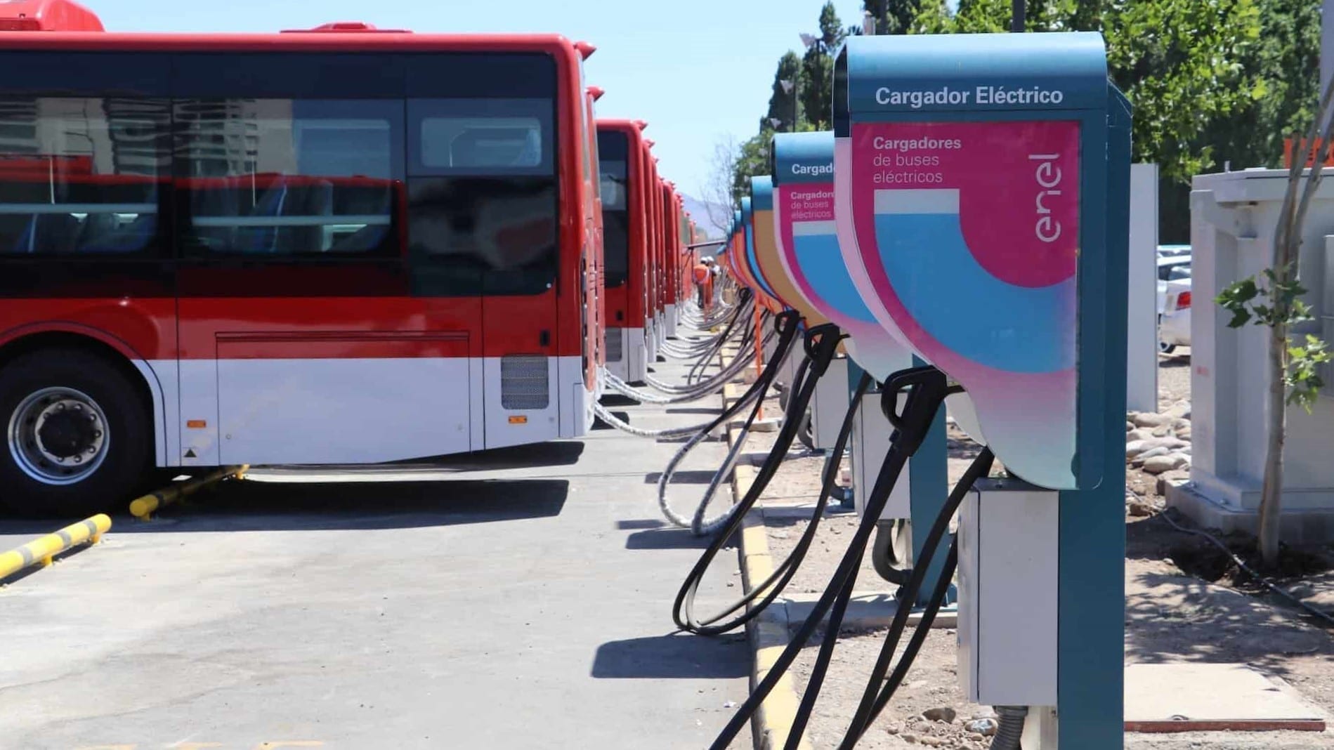 Posto de carregamento de ônibus elétrico no Chile: Eletrificação do transporte público sobre rodas é viável economicamente no Brasil, diz Paulo Maisonnave, head de Mobilidade Elétrica da Enel X no Brasil