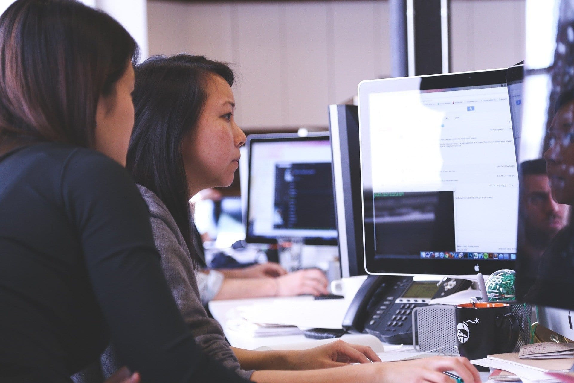 Intel quer dobrar número de mulheres e minorias em cargos de liderança no setor de tecnologia. Na imagem, duas mulheres trabalham em frente a tela de computador (Foto: StartupStockPhotos/Pixabay)
