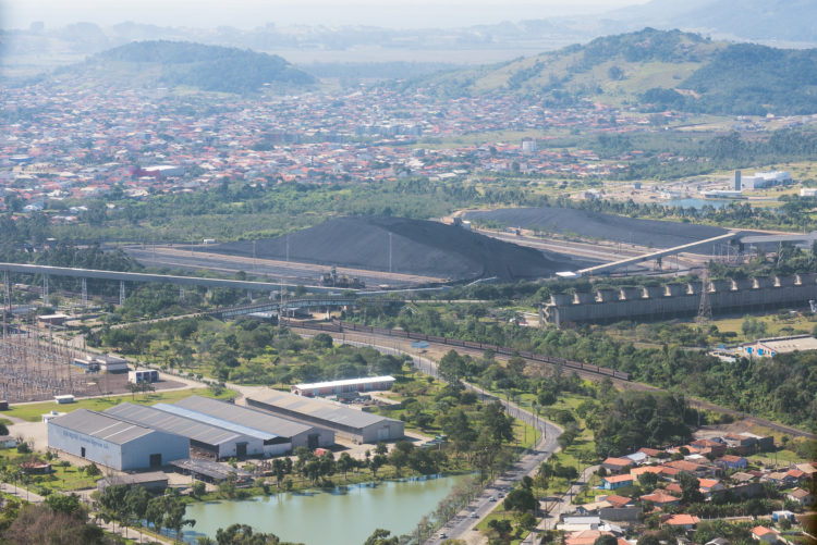 Santa Catarina desenha plano de transição justa para o carvão. Na imagem: Foto aérea das instalações do Complexo térmico Jorge Lacerda (SC), 857 MW. Composto por três usinas, a primeira em operação desde 1965 (Foto: Saulo Cruz/MME)