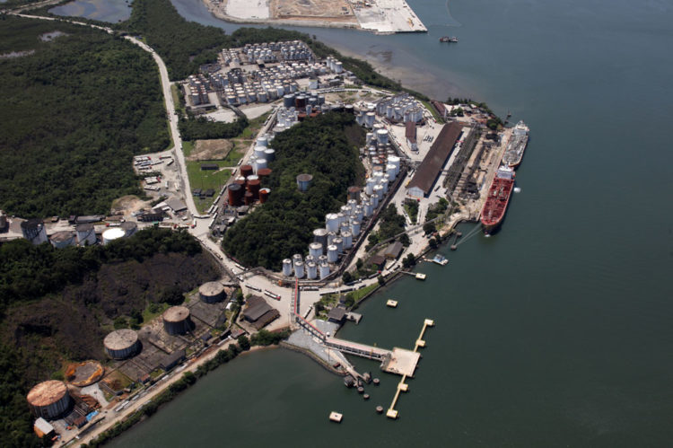 Distribuidoras de combustíveis querem volta do diesel B10. Na imagem: Vista aérea do terminal de líquidos no Porto de Santos (Foto: CNT)