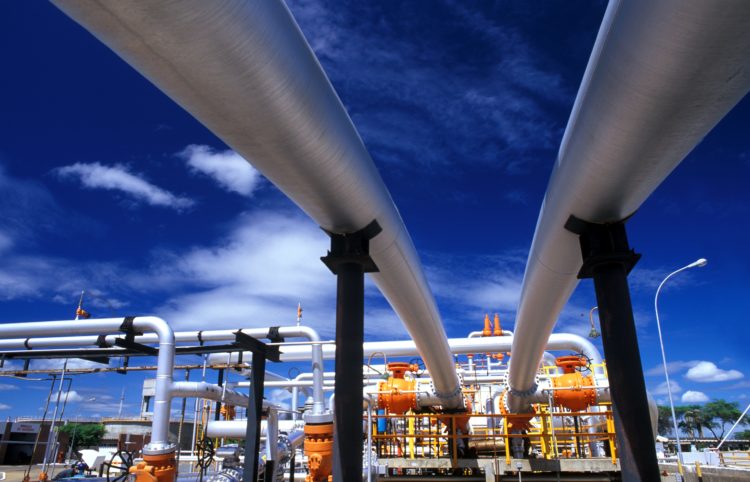 Dutos da unidade de processamento de gás natural no polo industrial de Guamaré/RN (foto: Giovanni Sérgio/Agência Petrobras)