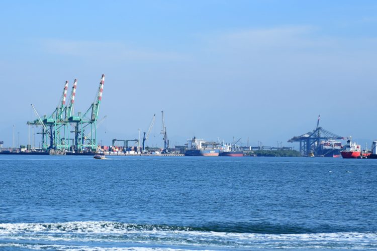 Tudo o você precisa entender sobre o projeto da BR do Mar. Na imagem: Vista do Porto de Santos com mar azul (Foto: Ricardo Botelho/MInfra)