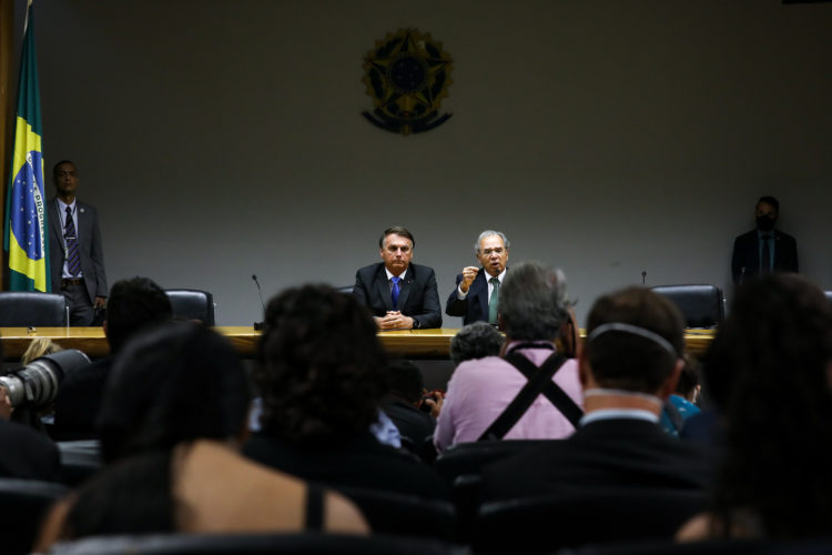 (Brasília - DF, 22/10/2021) Presidente da República Jair Bolsonaro e o Ministro de Estado da Economia Paulo Roberto Nunes Guedes, durante declaração à imprensa.

Foto: Clauber Cleber Caetano/PR