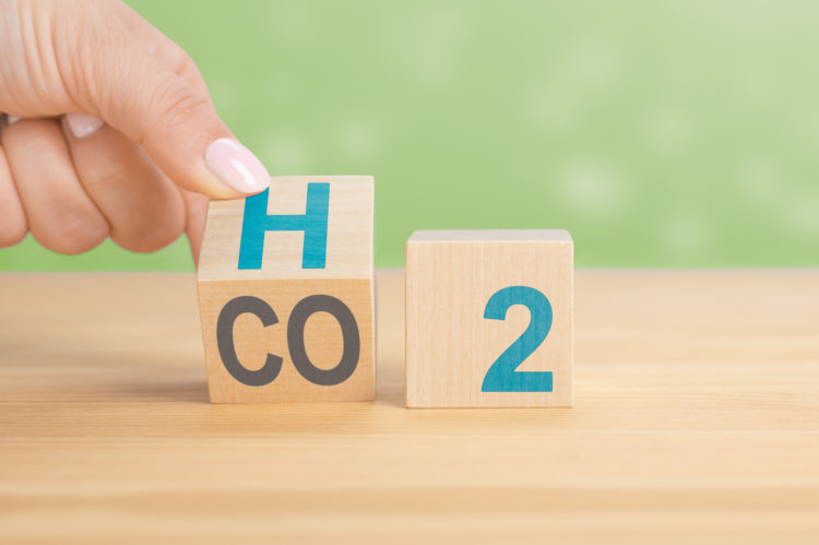 Suprimentos de hidrogênio estão se tornando mais limpos... muito lentamente. Na imagem: Mão vira um cubo e muda a expressão CO2 para H2 (Foto: Freepik)