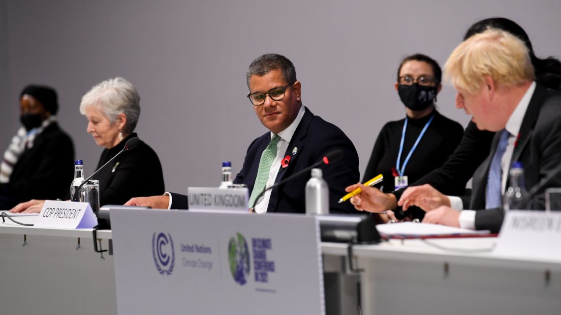 Ao centro, presidente da COP26, Alok Sharman, em debate sobre solidariedade com o primeiro-ministro britânico, Boris Johnson (Doug Peters/ Governo do Reino Unido)