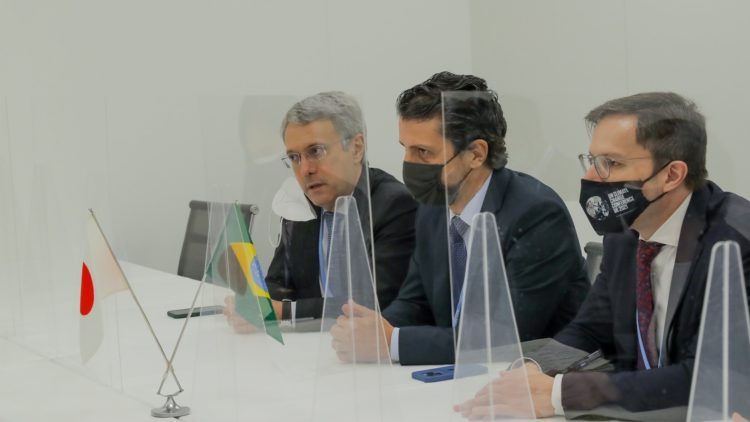 Ministro Joaquim Leite (ao centro) durante reunião com delegação japonesa na COP26 (foto por Ministério do Meio Ambiente)