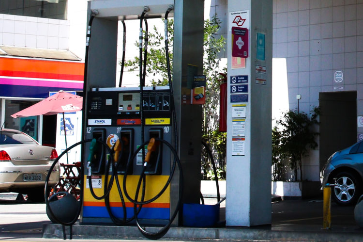 Preço máximo da gasolina supera R$ 7 em 19 estados brasileiros; em dois, toca os R$ 8. Na imagem: Posto de gasolina em Pinheiros, bairro da zona oeste de São Paulo (Foto: Rovena Rosa/Agência Brasil)