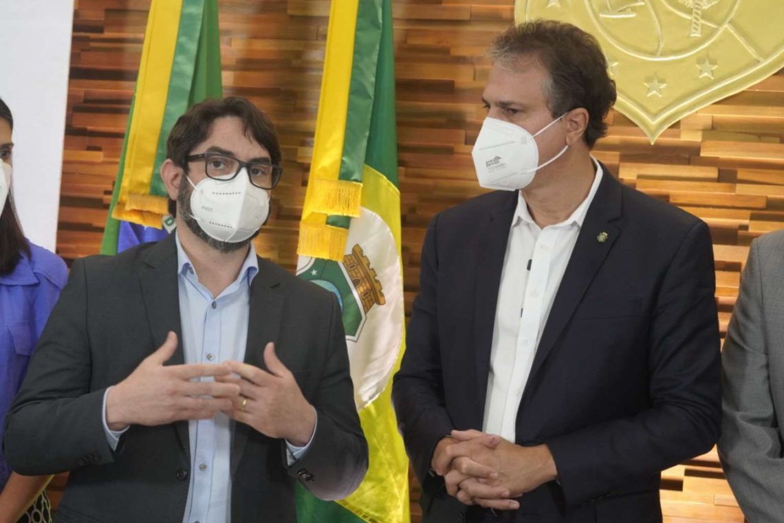 Vice-presidente da AES Brasil, Ítalo Freitas, e governador cearense, Camilo Santana, durante assinatura do memorando de entendimento (foto: Governo do Ceará)