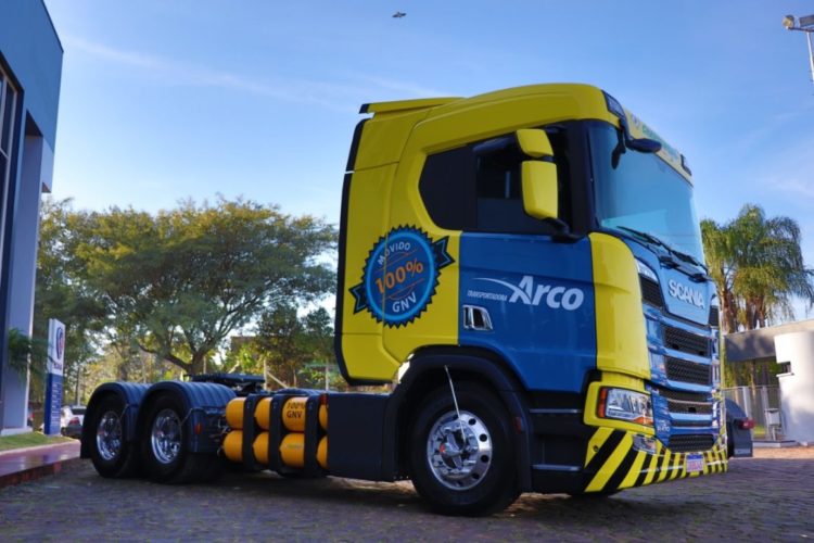 Paraná quer ampliar oferta de gás em corredores azuis. Na imagem: Caminhão da Scania com motor a GNV ou GNL (Foto: Scania/Divulgação)
