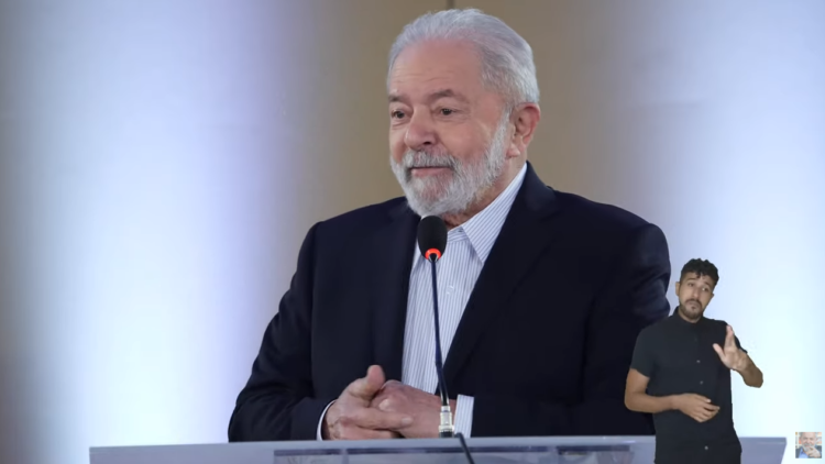 "Levem em conta que vamos mudar de governo", afirma Lula sobre privatizações e desinvestimentos. Na imagem: Lula discursa durante a campanha presidencial de 2022 (Foto: Reprodução PT)