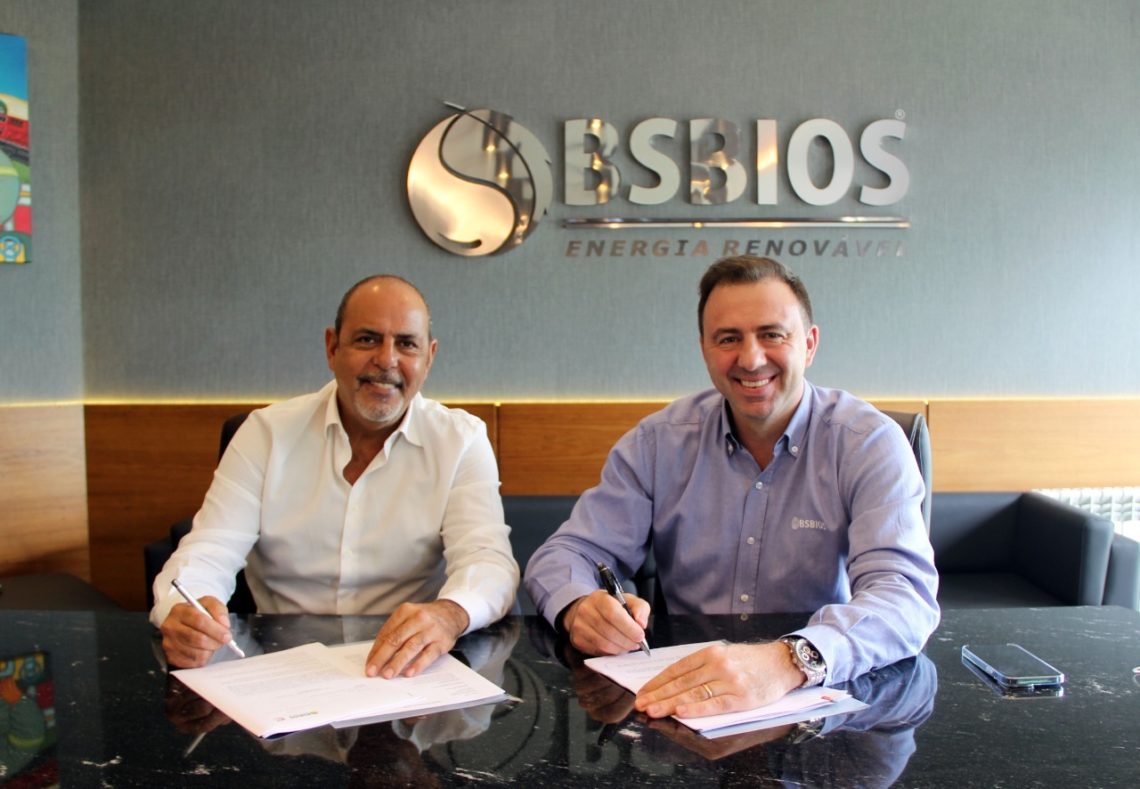 Blas Zapag, presidente da Copetrol, e Erasmo Carlos Battistella, presidente da BSBIOS Paraguay, assinam acordo de investimento no projeto Omega Green (foto: Divulgação)