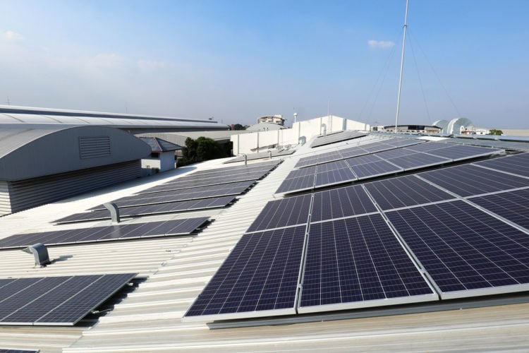 Exemplo de instalação fotovoltaica em planta industrial (foto: Wichien Tep/Pixabay)
